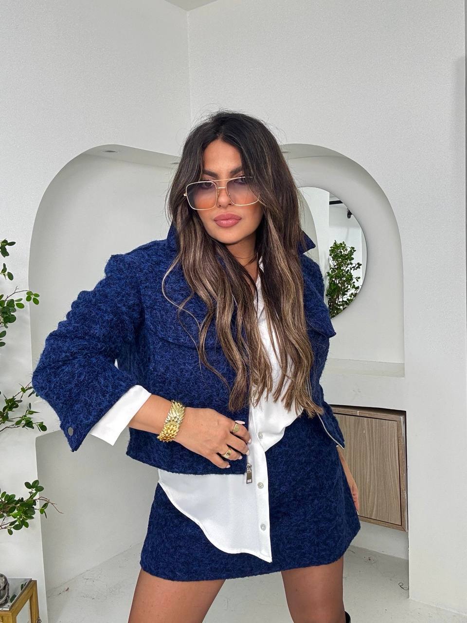 بدلة من الكشمير المزينة بالريش أبيض