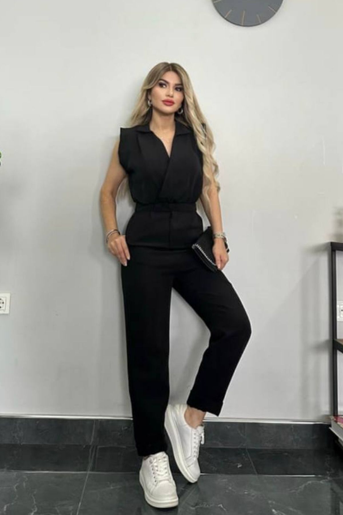 جمبسوت طويل بياقة V من قماش أطلس كريب مرن (مستورد) أسود