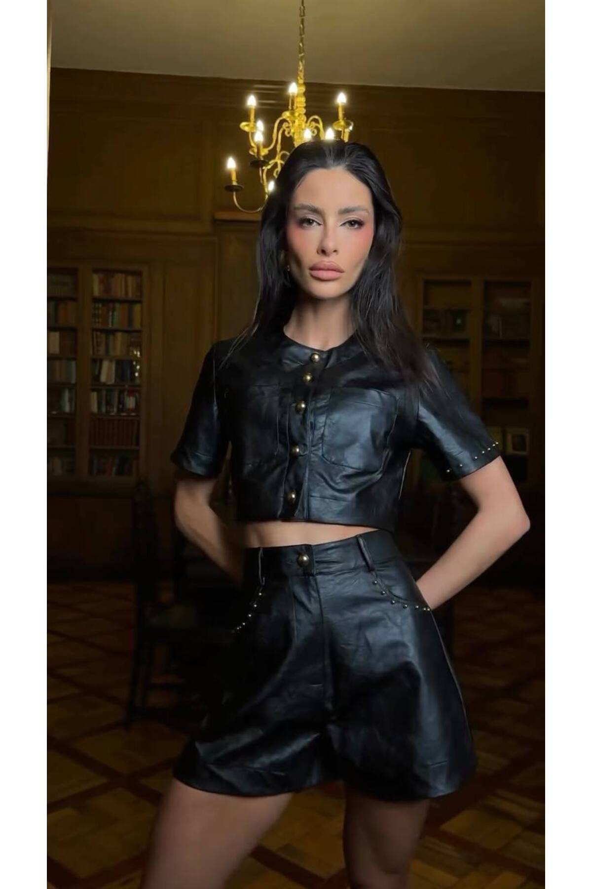 طقم جلدي: توب قصير وشورت أسود