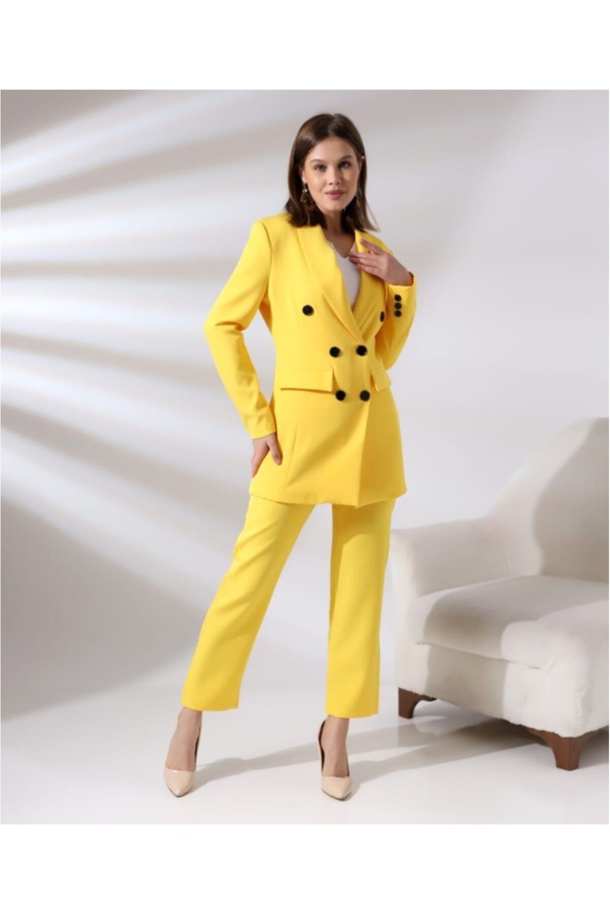 طقم بليزر متقاطع وبنطال من قماش أطلس قطني أصفر