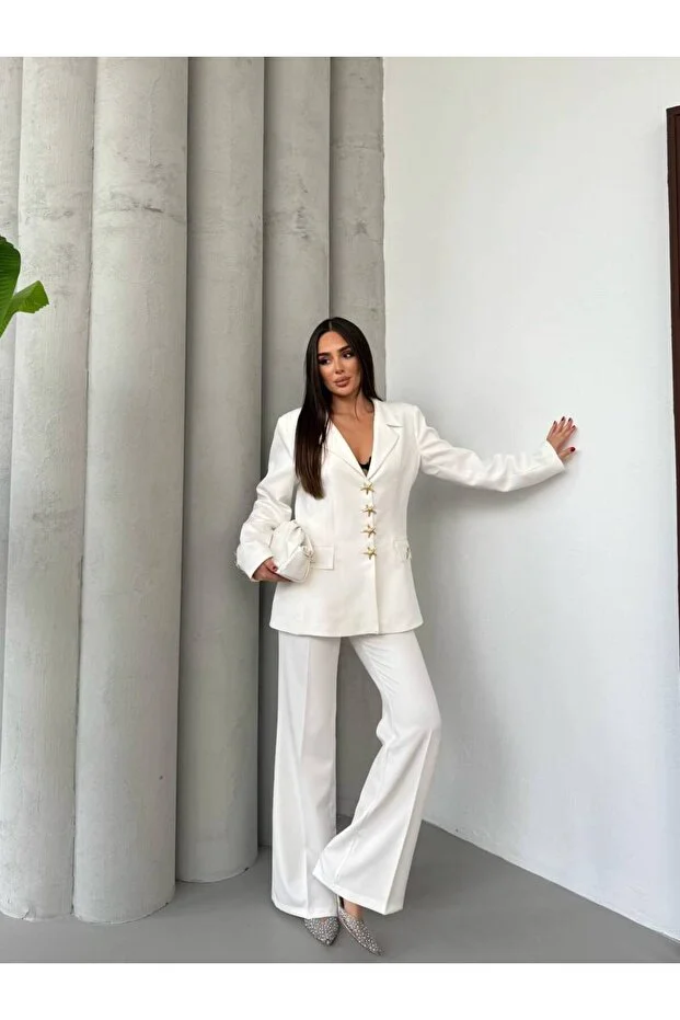 طقم بليزر بأزرار مزين بنجوم ذهبية وبنطال فلير أبيض