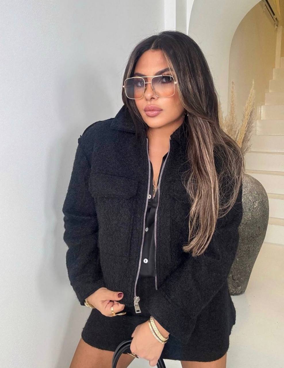 بدلة من الكشمير المزينة بالريش أبيض