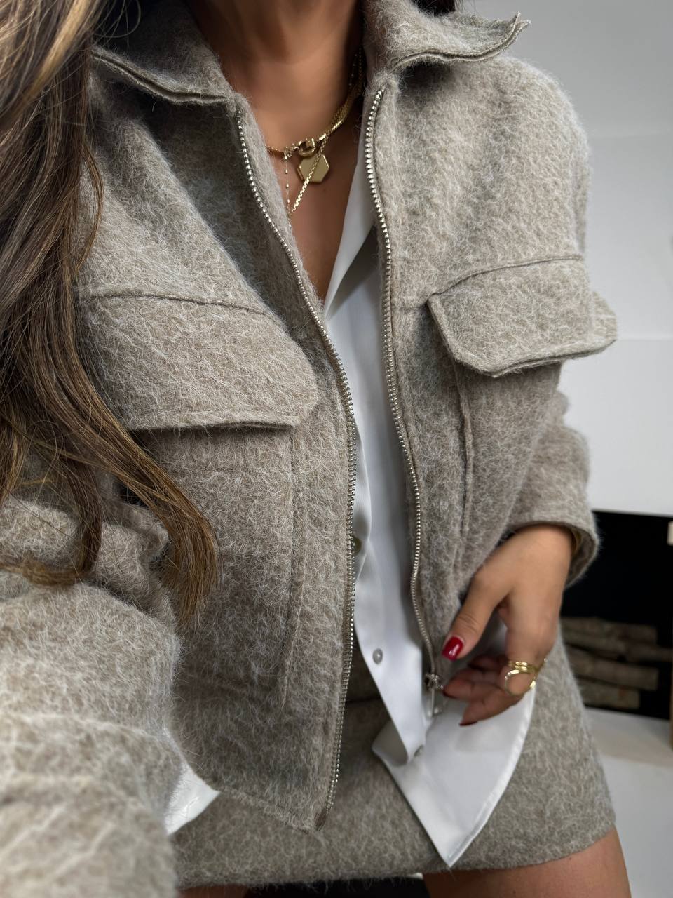 بدلة من الكشمير المزينة بالريش أبيض