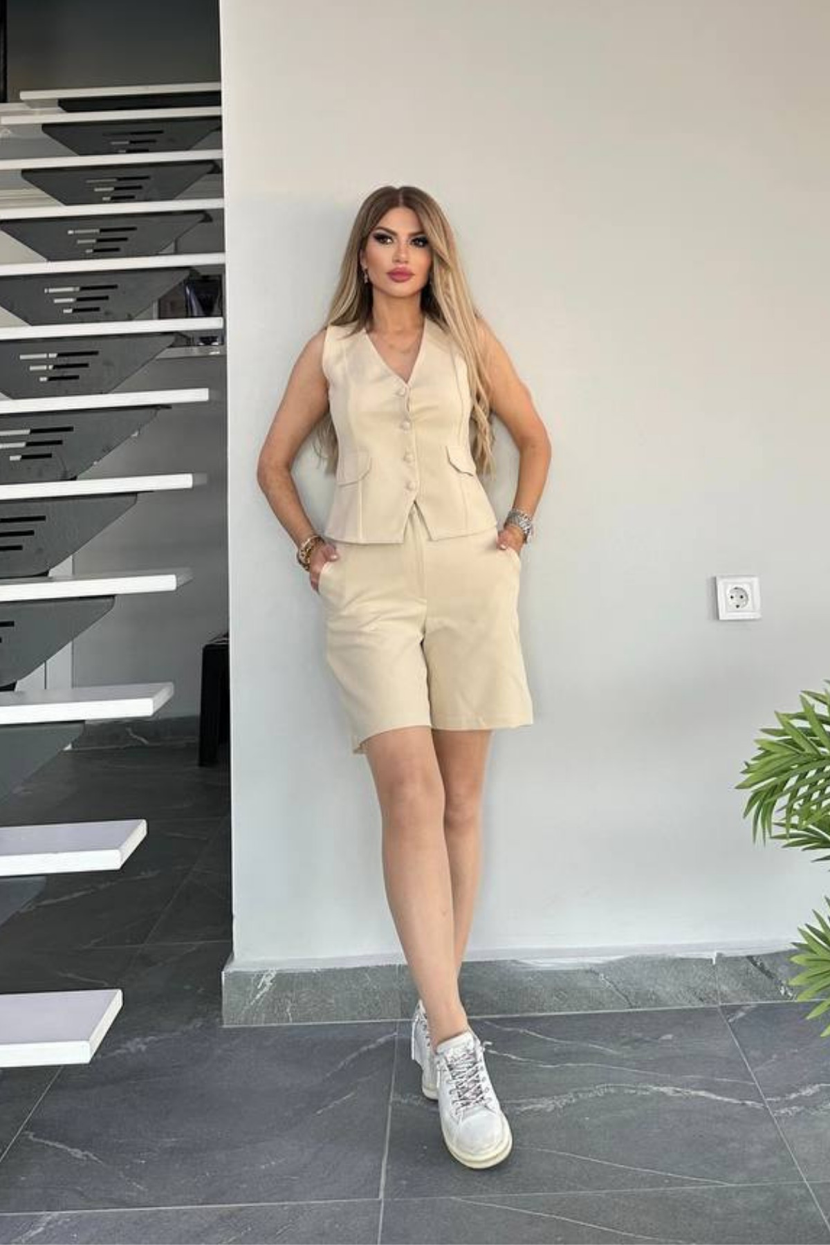 طقم صيفي صدرية وشورت من قماش أطلس كريب مرن بيج