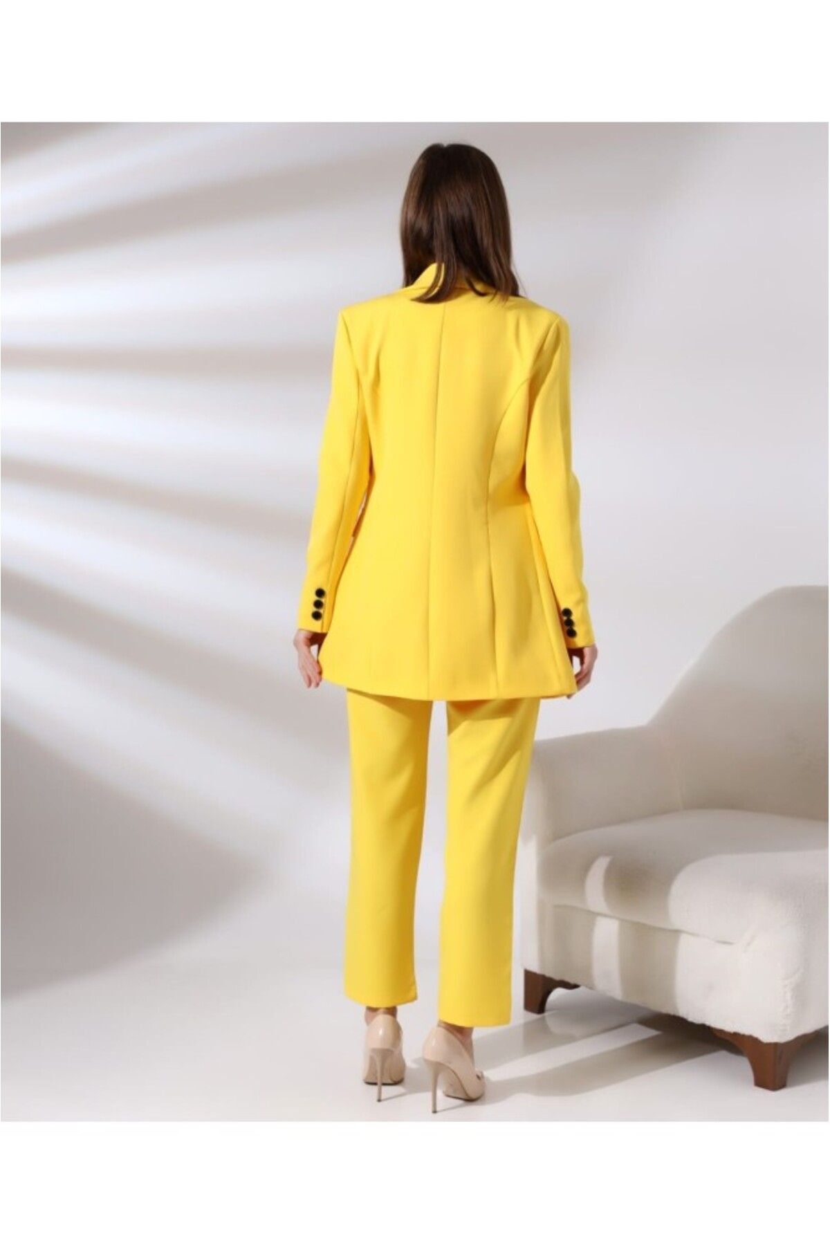 طقم بليزر متقاطع وبنطال من قماش أطلس قطني أصفر