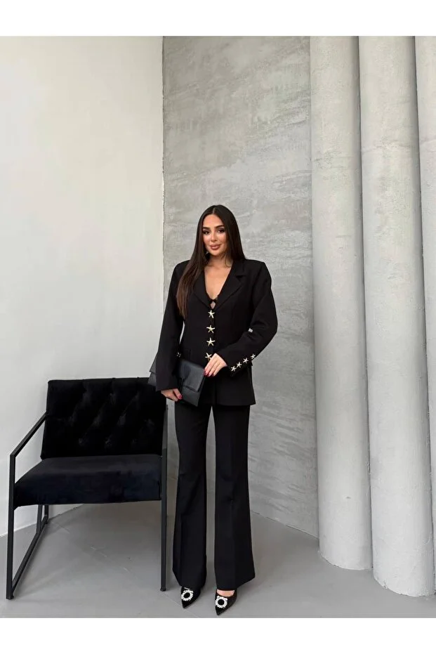 طقم بليزر بأزرار مزين بنجوم ذهبية وبنطال فلير أسود