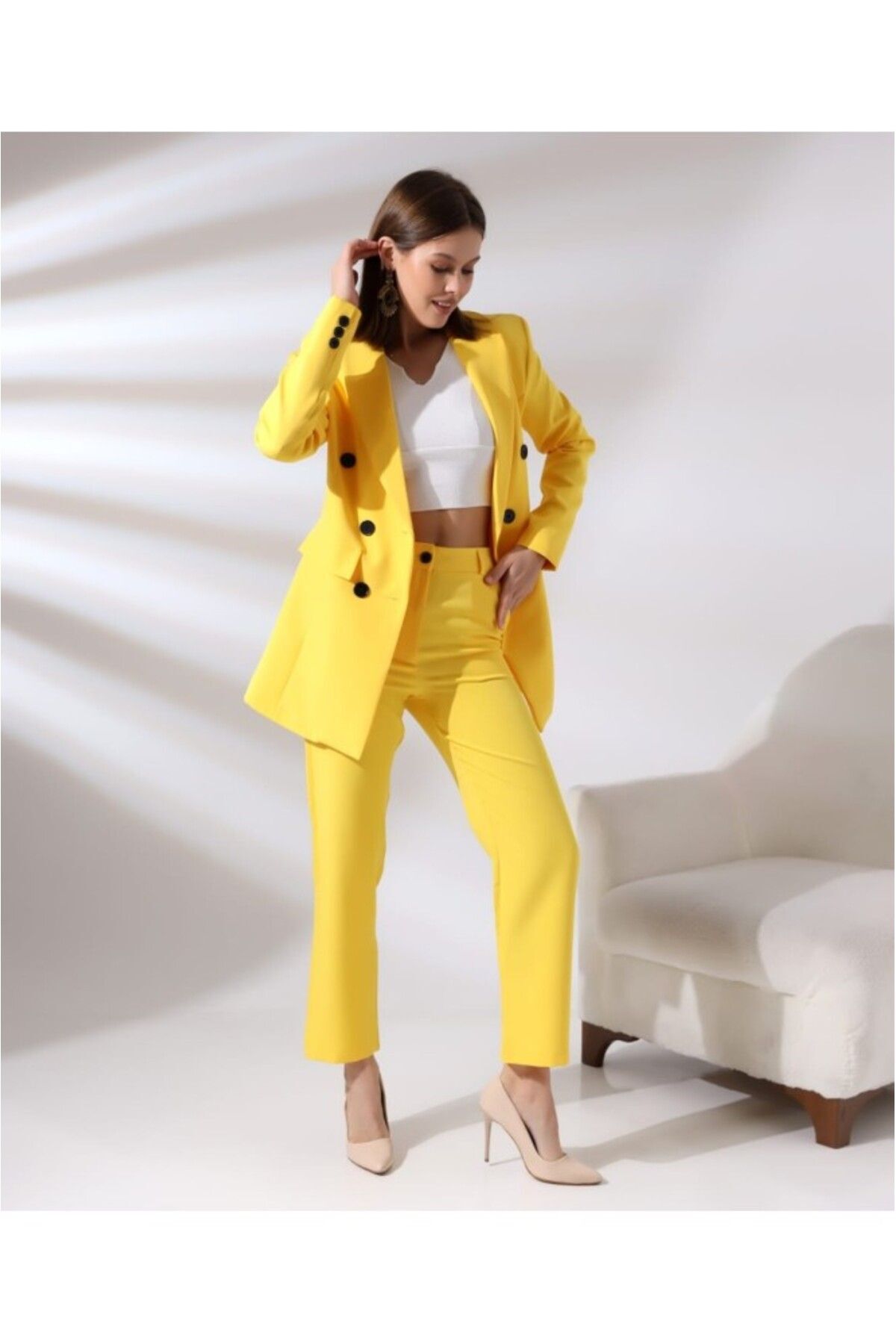 طقم بليزر متقاطع وبنطال من قماش أطلس قطني أصفر