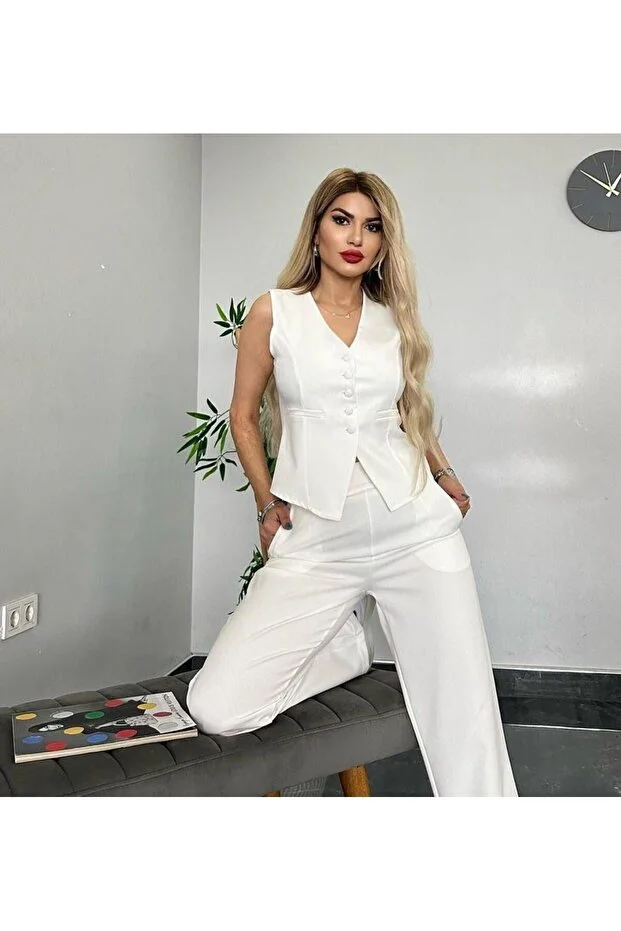 طقم صدرية وبنطال أنيق بخصّة ضيقة أبيض