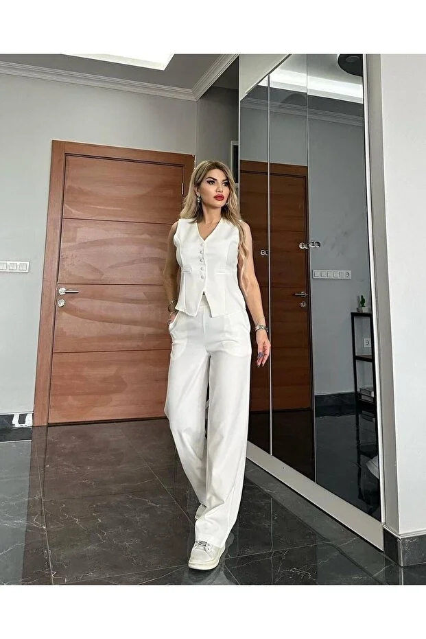 طقم صدرية وبنطال أنيق بخصّة ضيقة أبيض