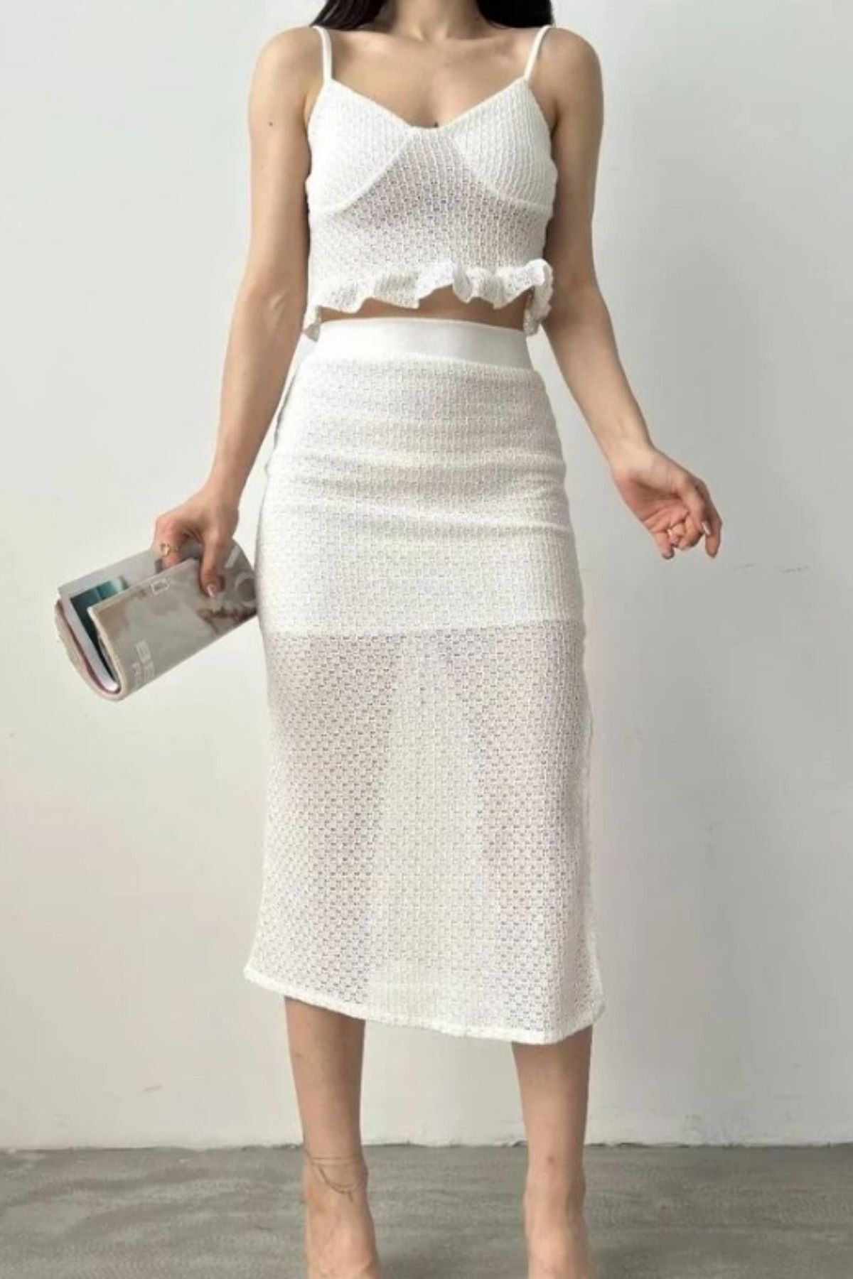 طقم تريكو صيفي: توب قصير بكشكش وتنورة شبكية أبيض