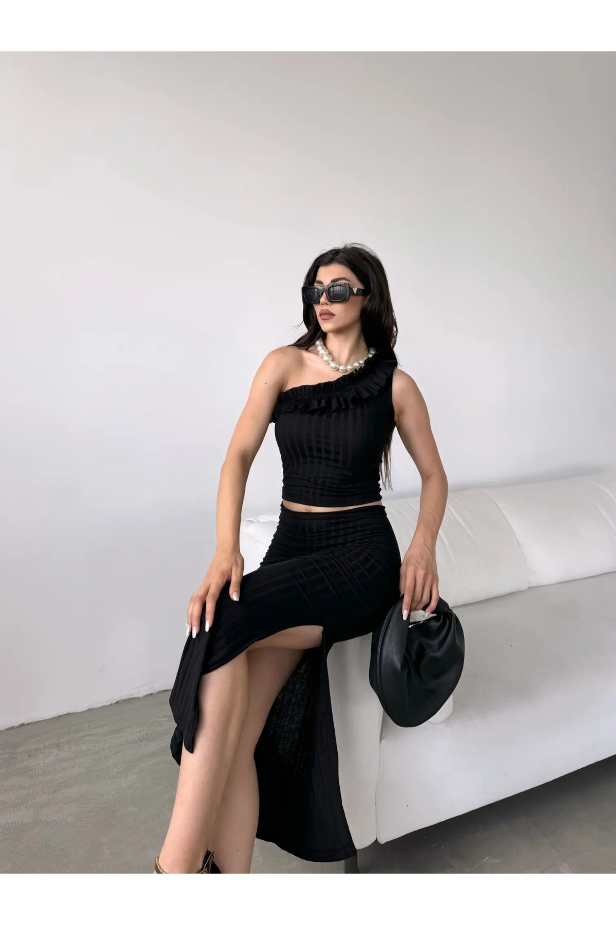 بلوزة وتنورة بكم واحد أسود