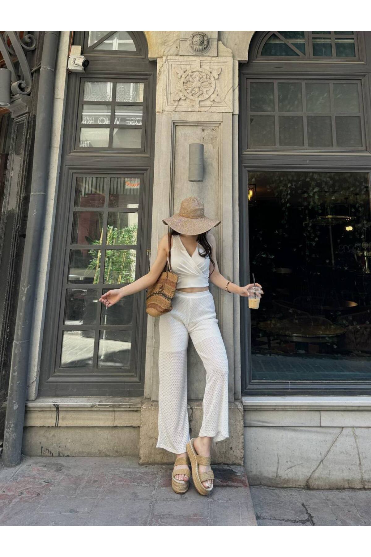 طقم نسائي أبيض