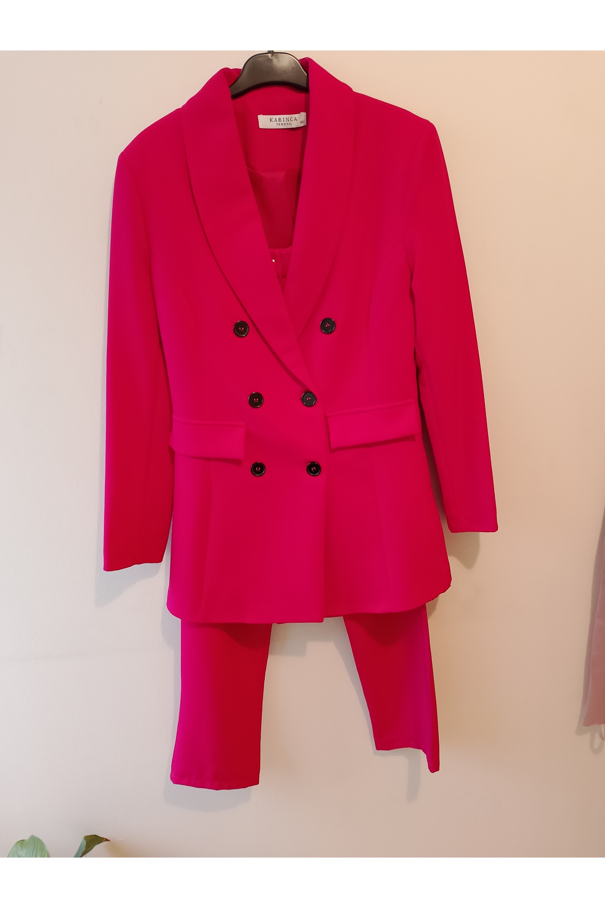 طقم بدلة نسائي أحمر