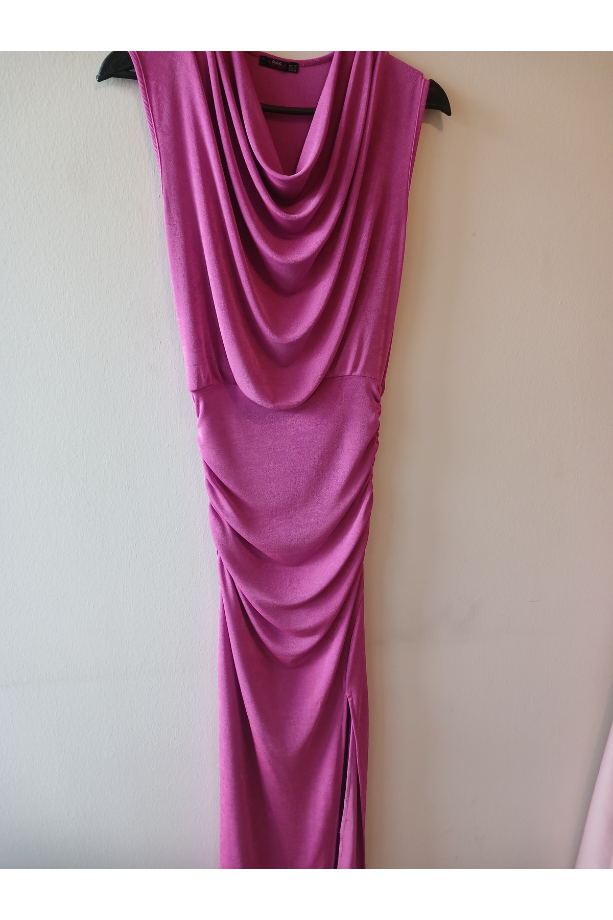 فستان سهرة طويل بفتحة جانبية وردي