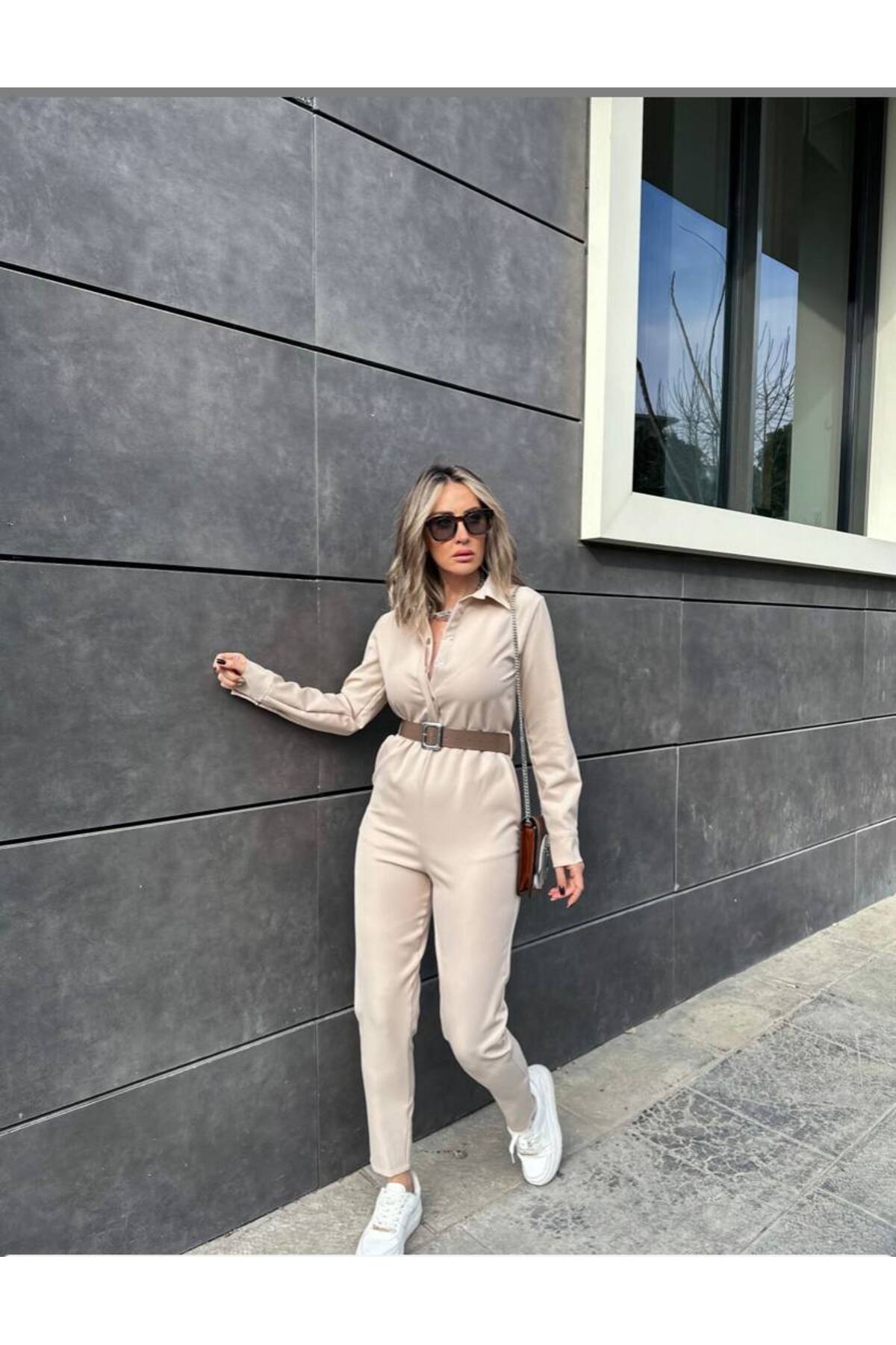 جمبسوت بياقة قميص وإغلاق بأزرار بيج