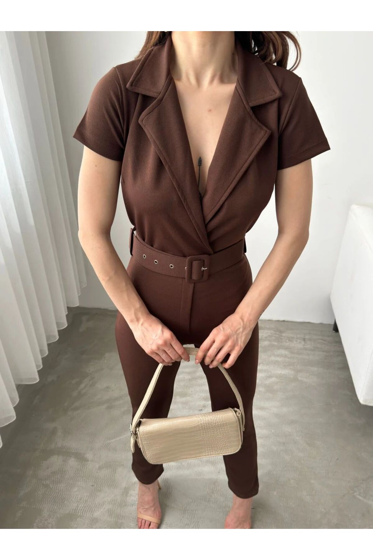 جمبسوت بياقة مع حزام عند الخصر بني