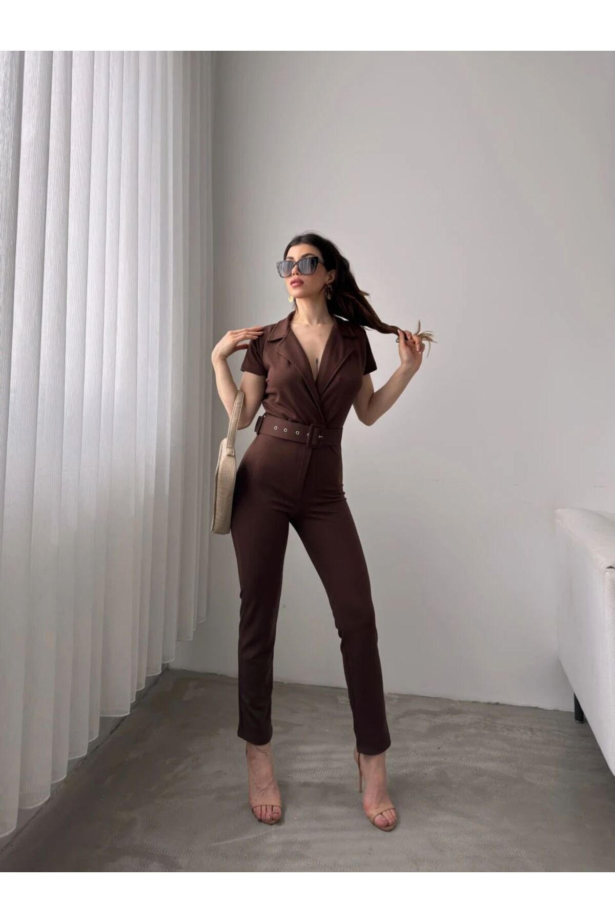 جمبسوت بياقة مع حزام عند الخصر بني