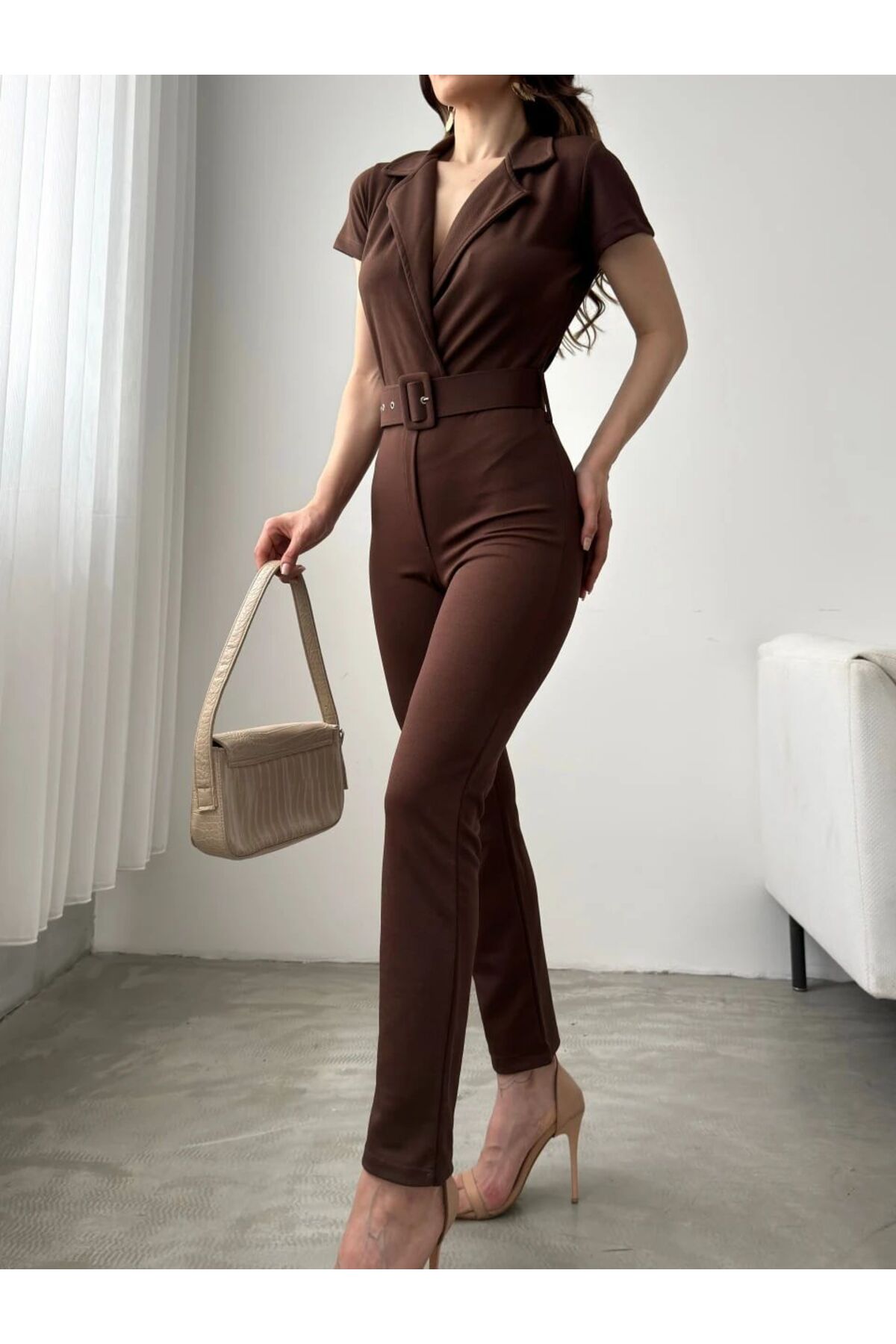 جمبسوت بياقة مع حزام عند الخصر بني