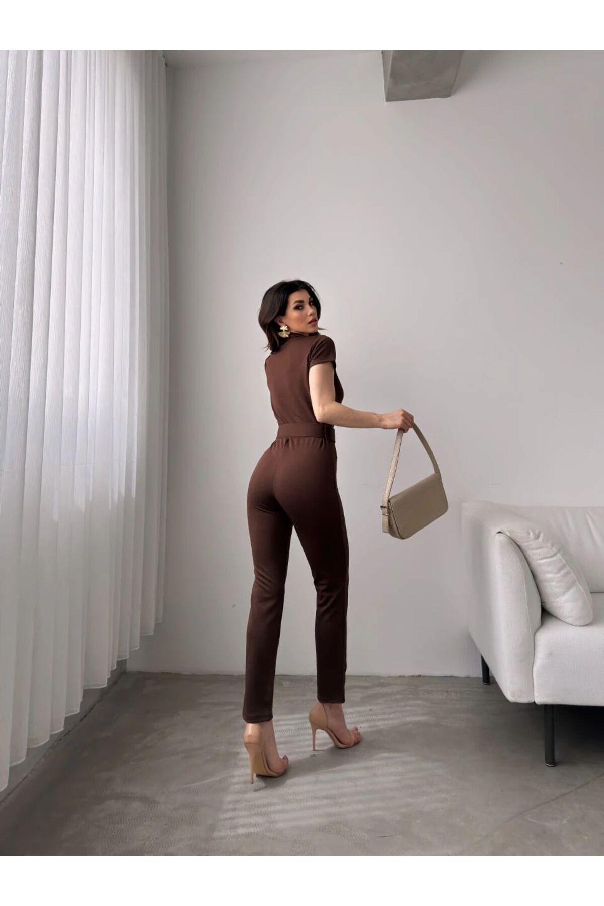 جمبسوت بياقة مع حزام عند الخصر بني