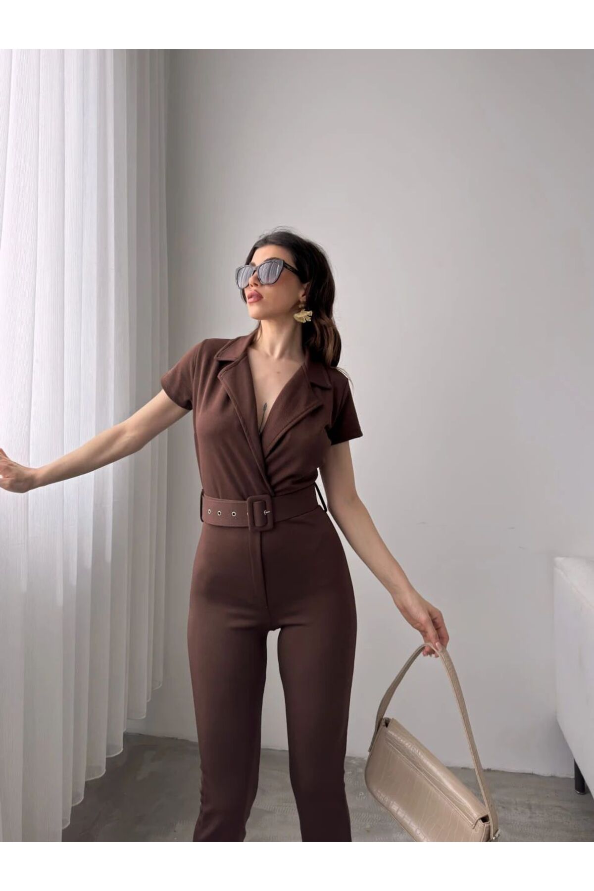 جمبسوت بياقة مع حزام عند الخصر بني