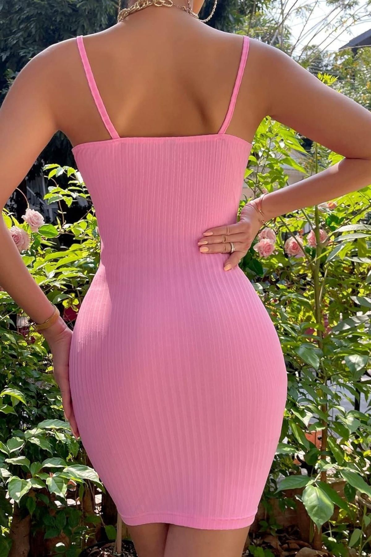 فستان كاشكورص بحمالات وياقة بكشكش وتفاصيل ربط وردي