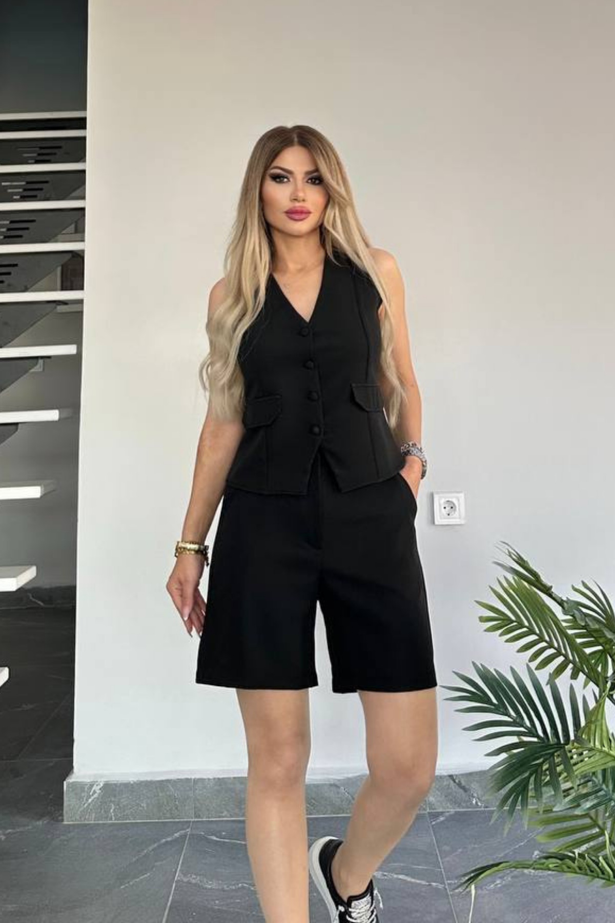 طقم صيفي صدرية وشورت من قماش أطلس كريب مرن أسود