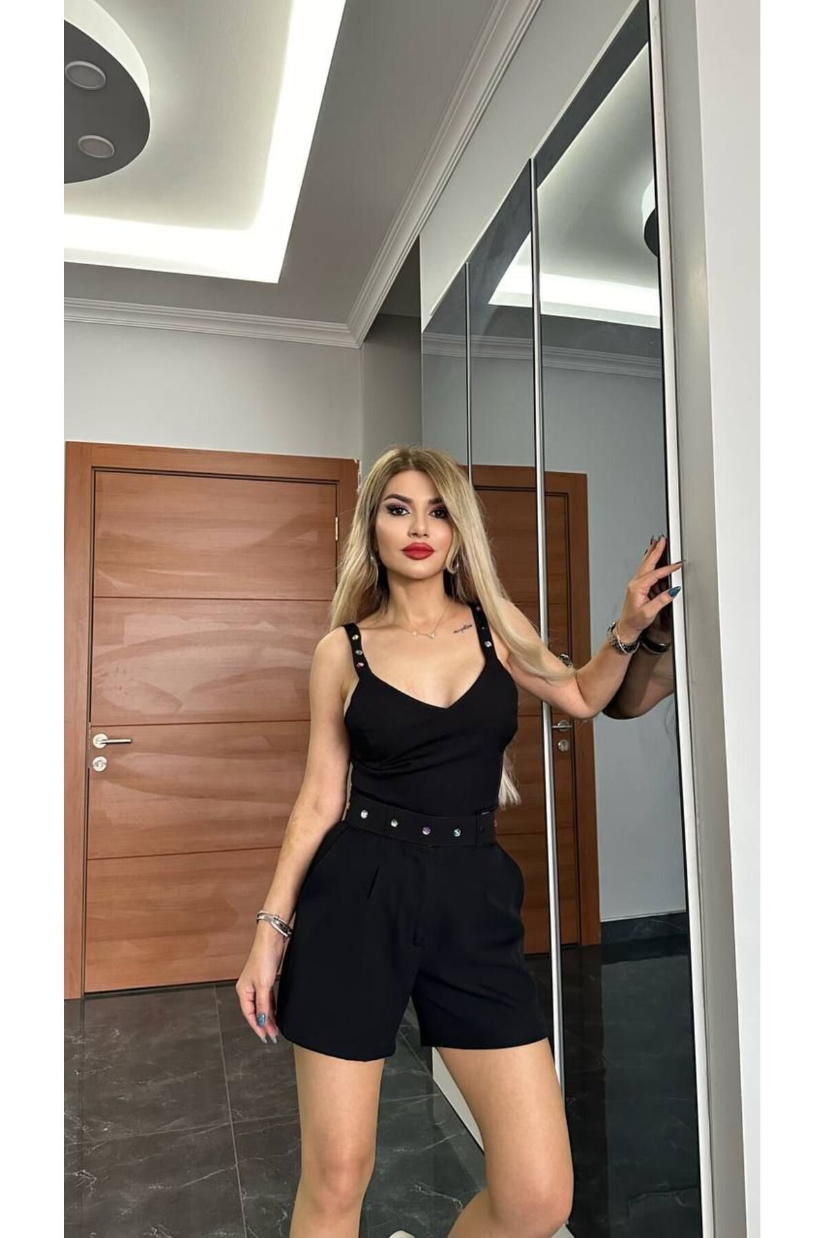 طقم توب قصير وشورت بحزام مرصّع بالأحجار أسود