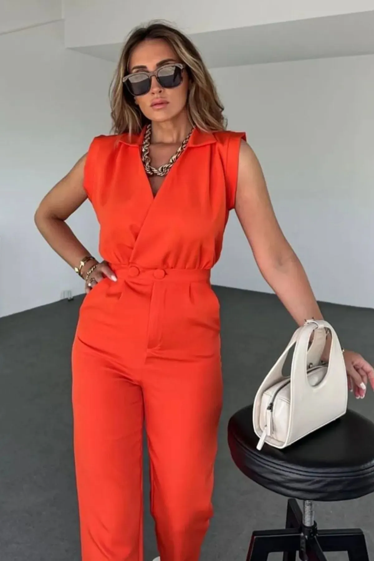 جمبسوت طويل بياقة V من قماش أطلس كريب مرن (مستورد) برتقالي