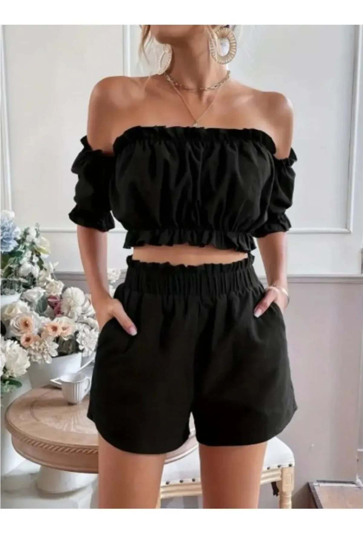 طقم كتان: توب قصير بياقة مادونا بدون أكمام وشورت أسود