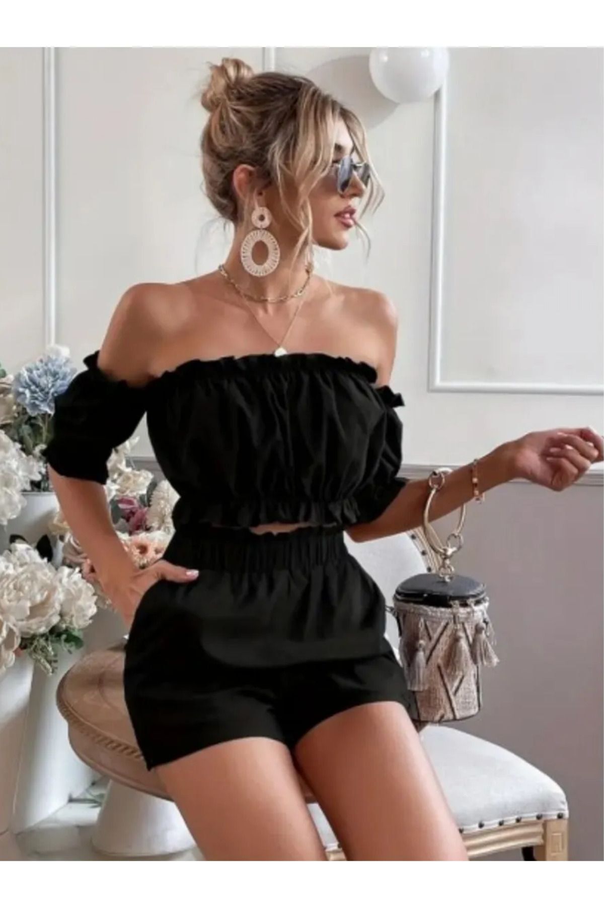 طقم كتان: توب قصير بياقة مادونا بدون أكمام وشورت أسود