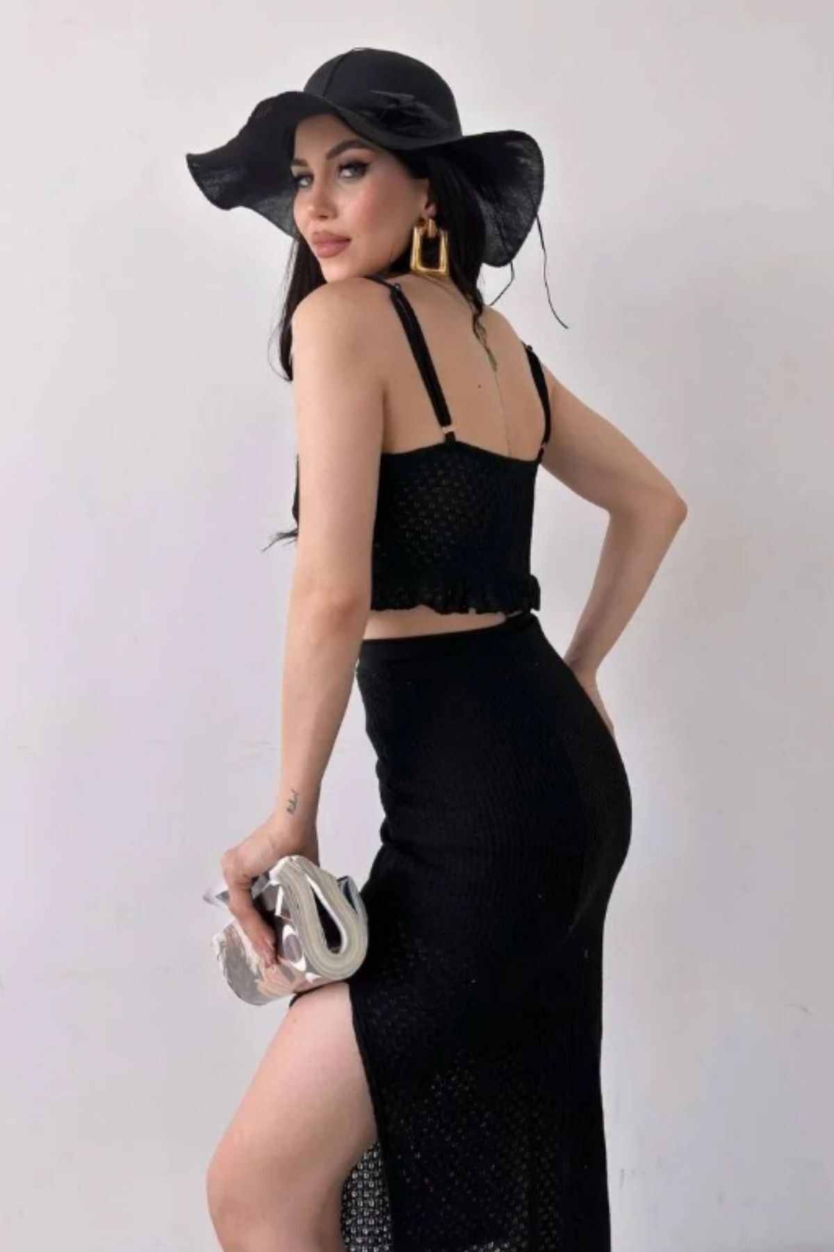 طقم تريكو صيفي: توب قصير بكشكش وتنورة شبكية أسود