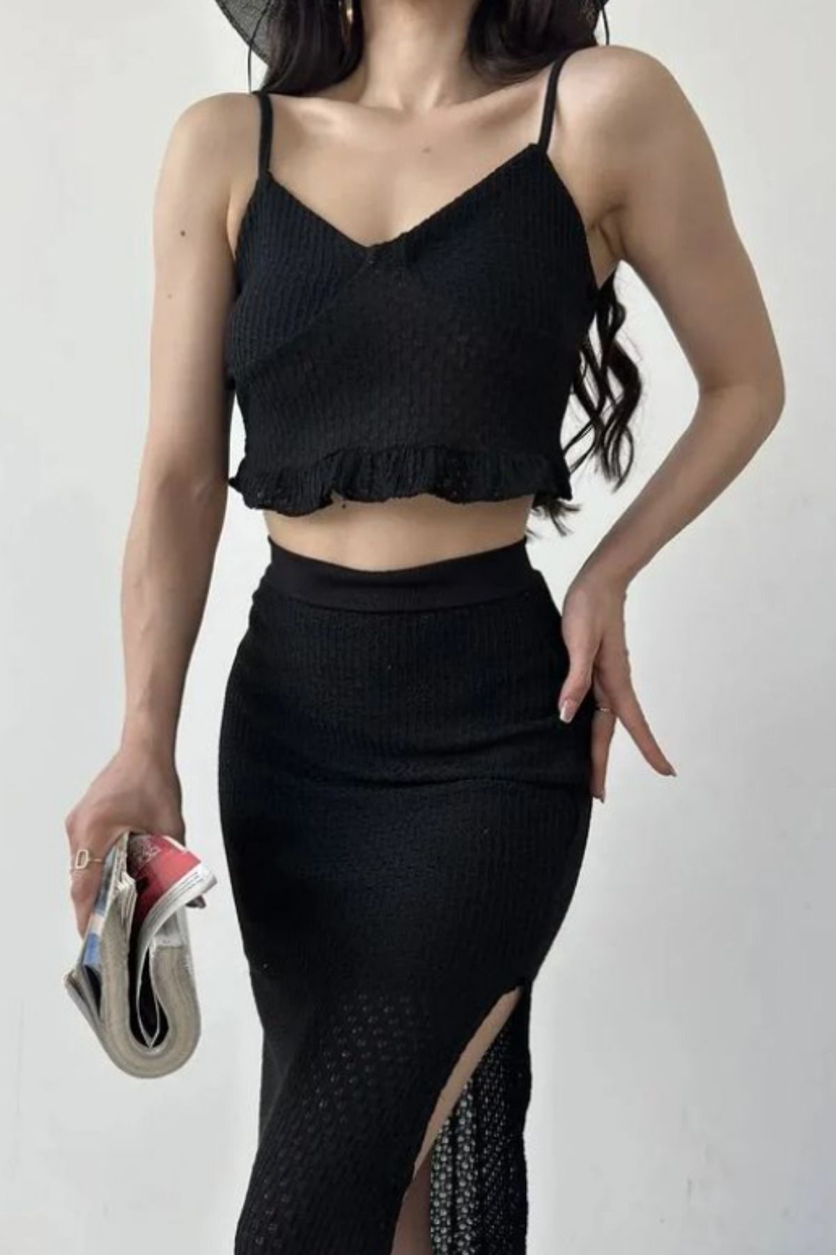 طقم تريكو صيفي: توب قصير بكشكش وتنورة شبكية أسود