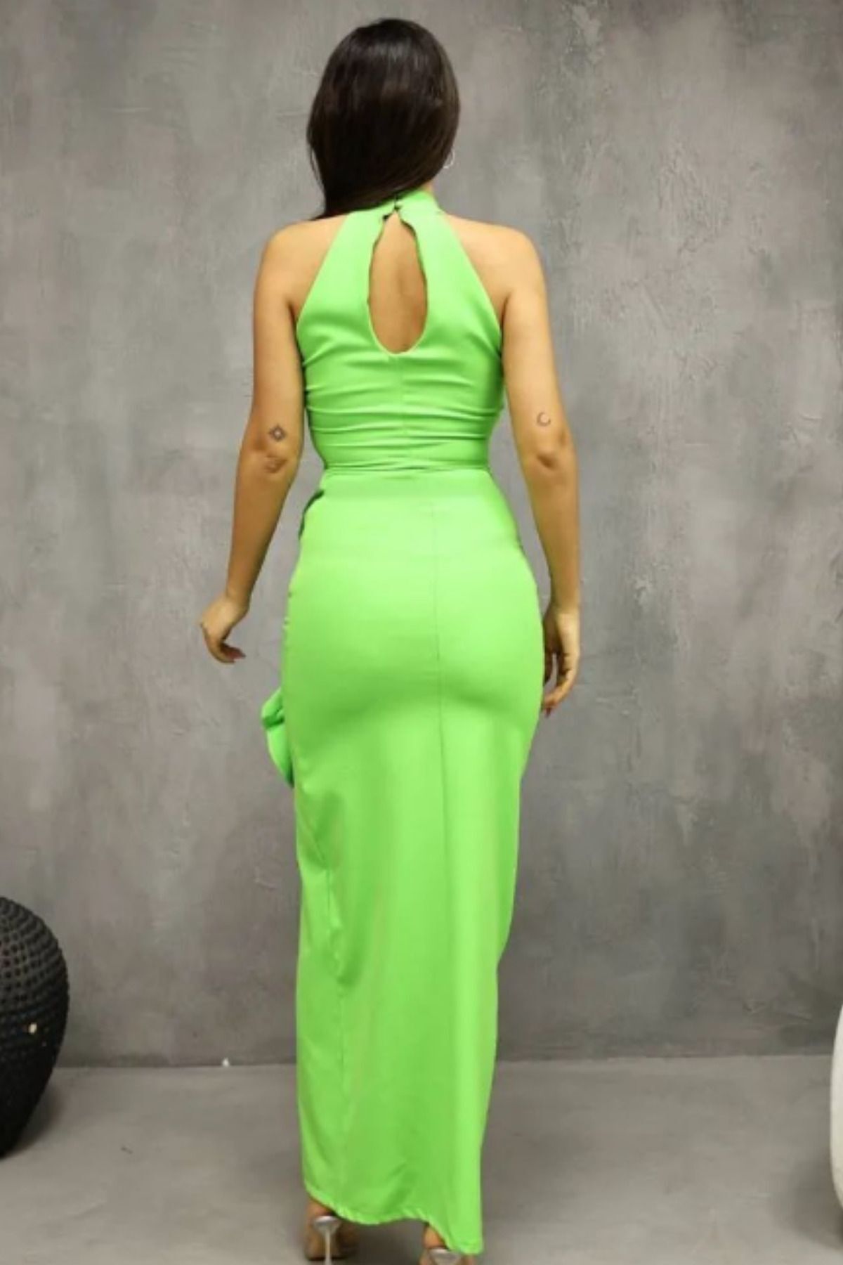 فستان سهرة مزين بالأحجار مع فتحة جانبية وتفاصيل تجميع أخضر