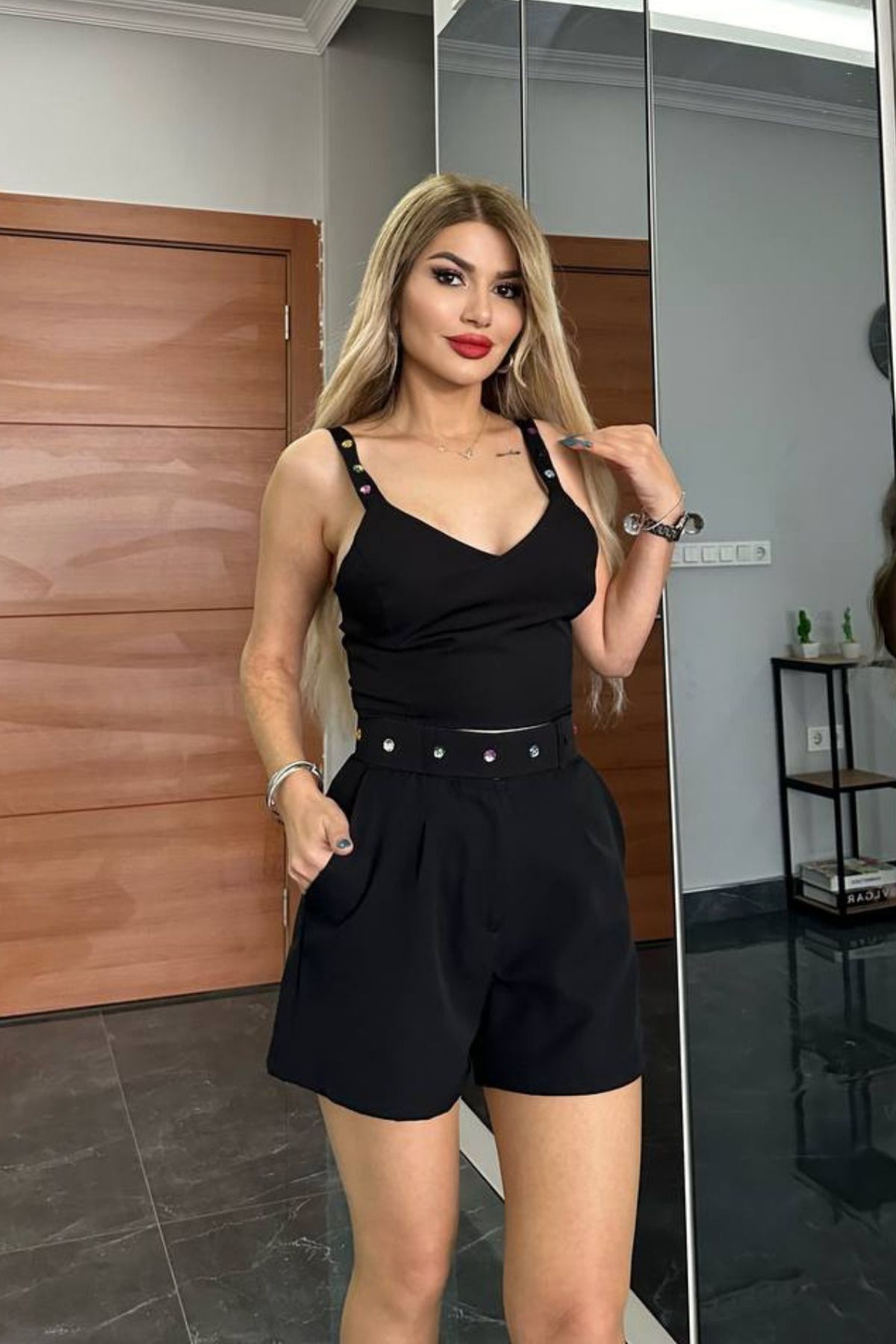 طقم بُستيه قصير وشورت بحزام مرصّع من قماش دوبل مستورد أسود