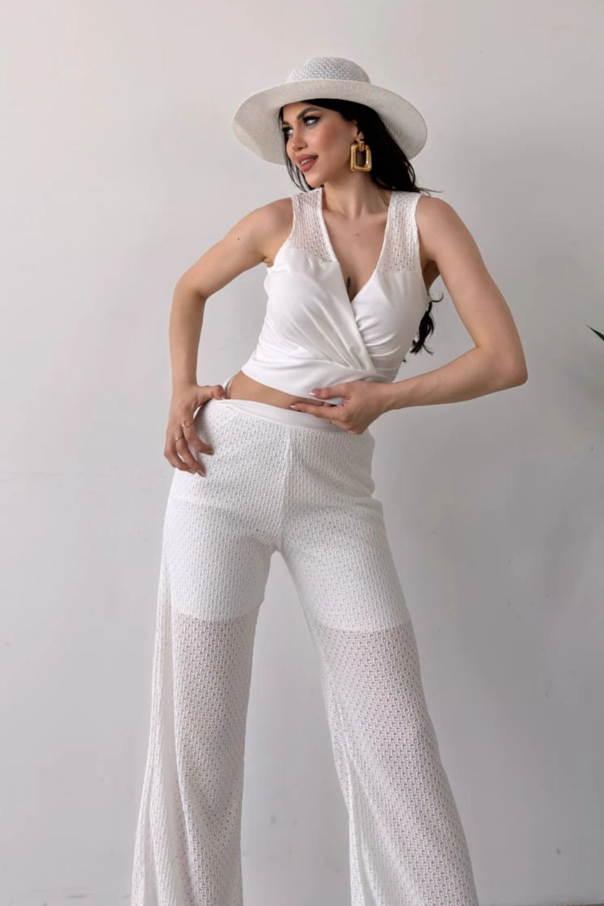 طقم تريكو: توب قصير بياقة متصالبة وبنطال بتفاصيل شبكية أبيض