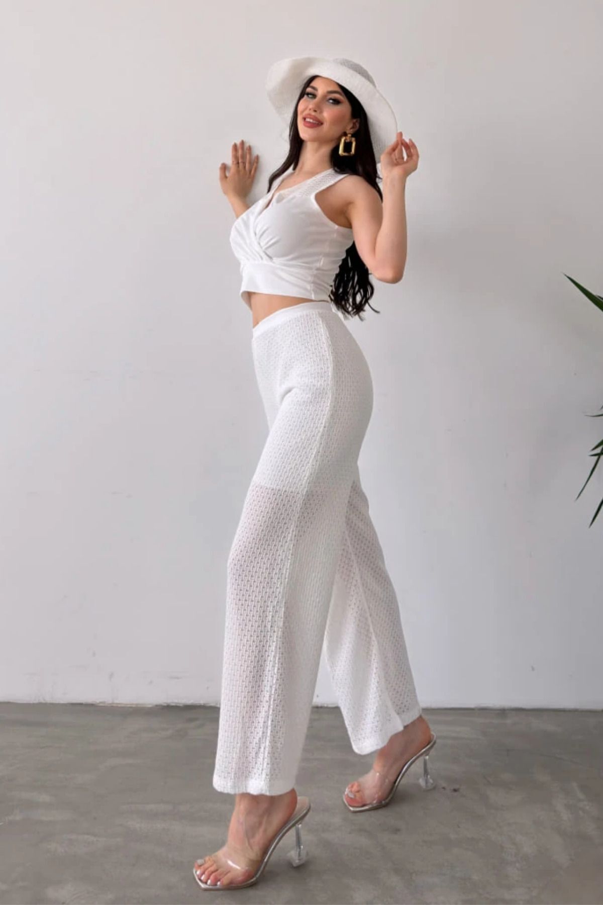 طقم تريكو: توب قصير بياقة متصالبة وبنطال بتفاصيل شبكية أبيض