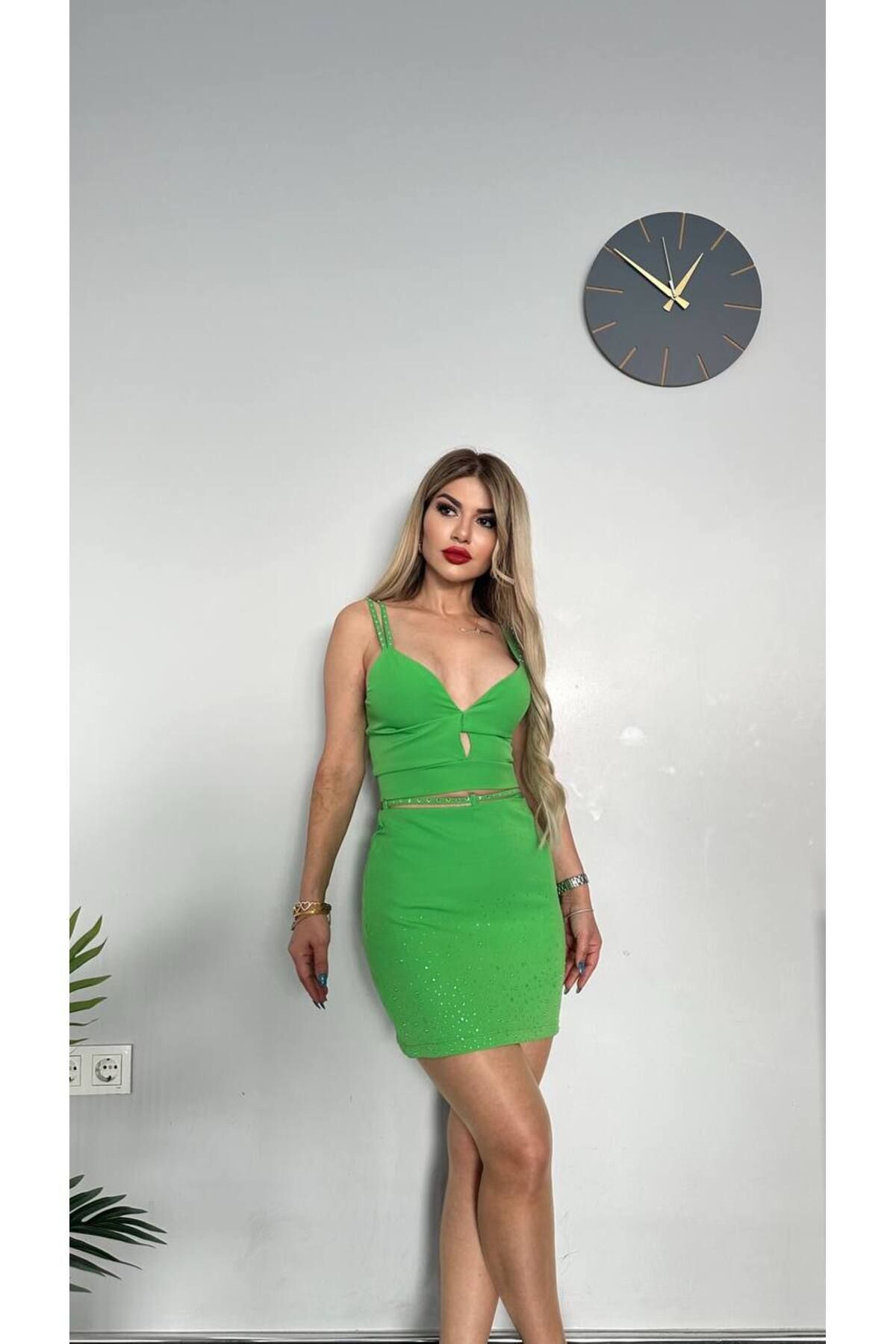 طقم توب وتنورة مرصّع بالأحجار (توب قصير) أخضر