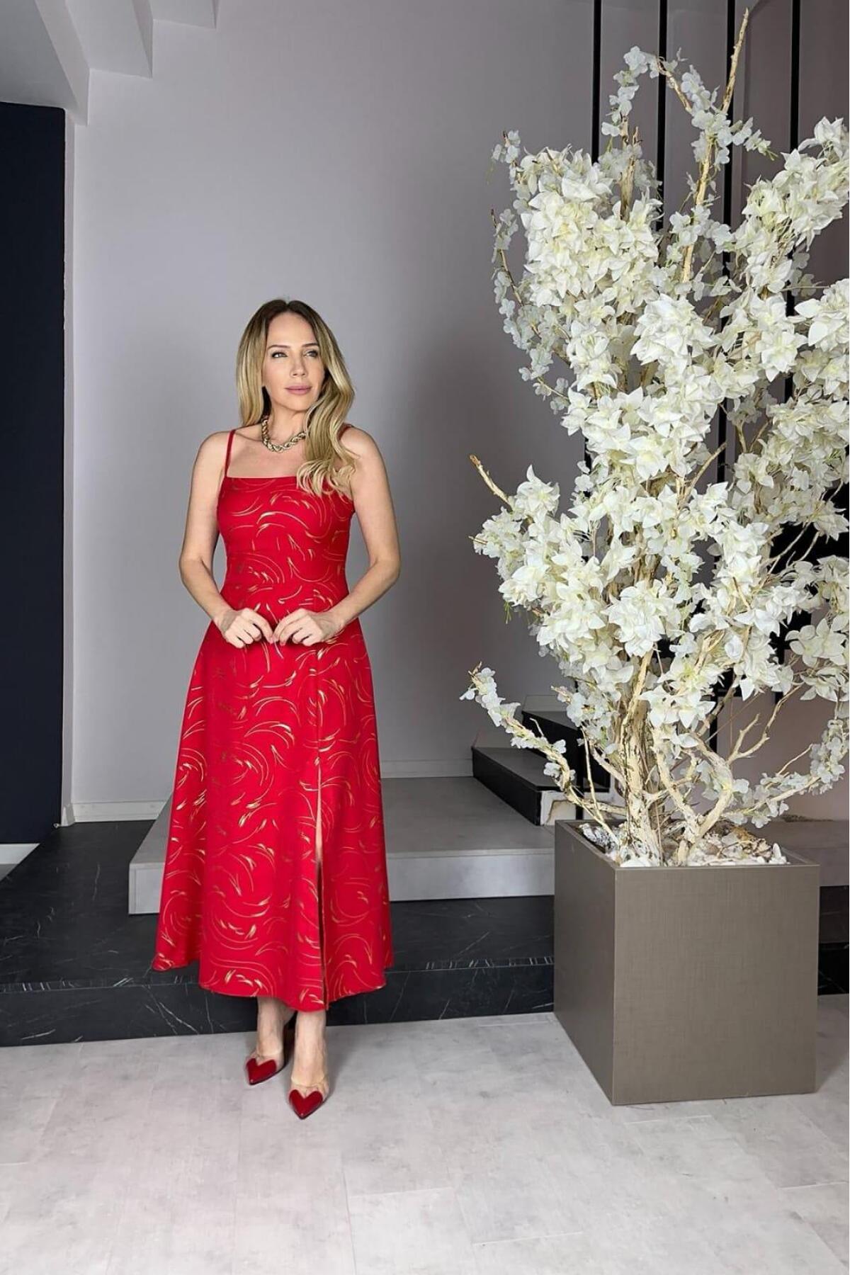 فستان بحمالات مع فتحة جانبية أحمر