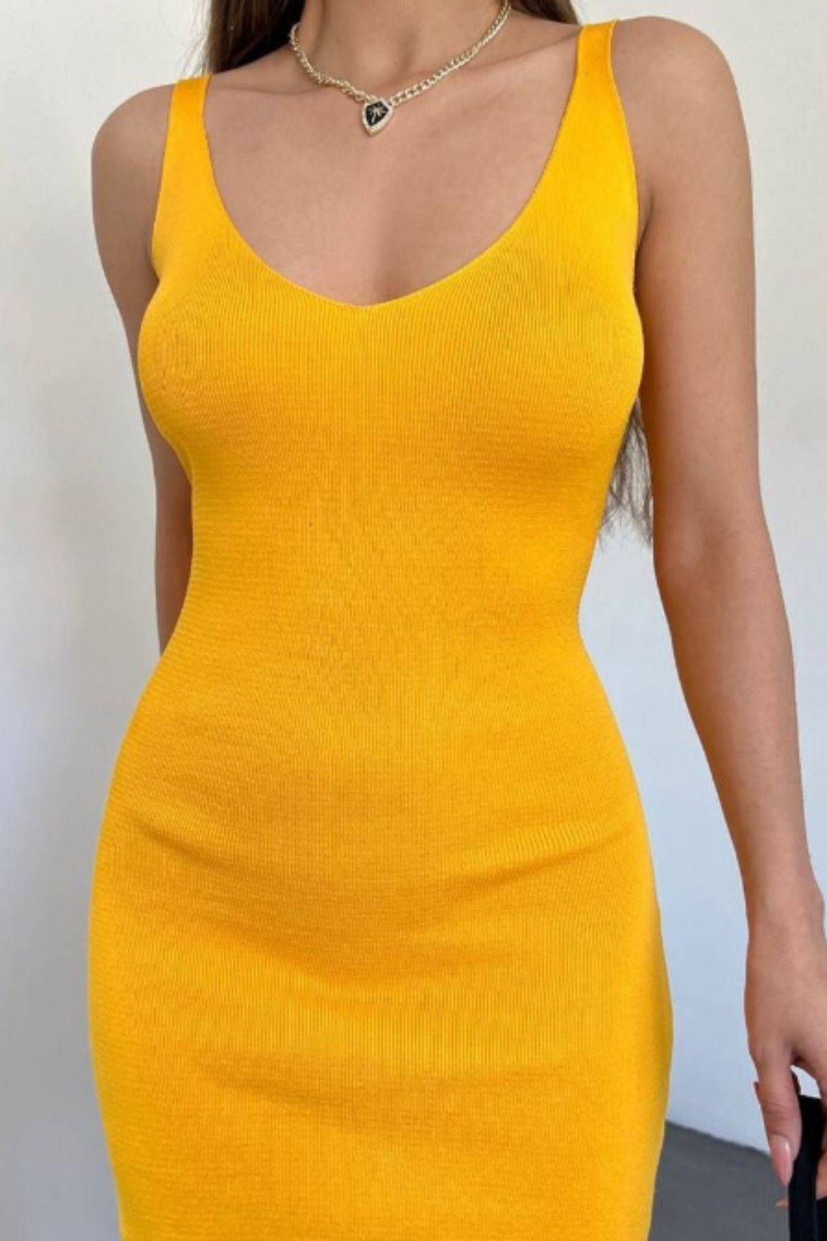 فستان تريكو يومي قصير بحمالات ومطاطي بني