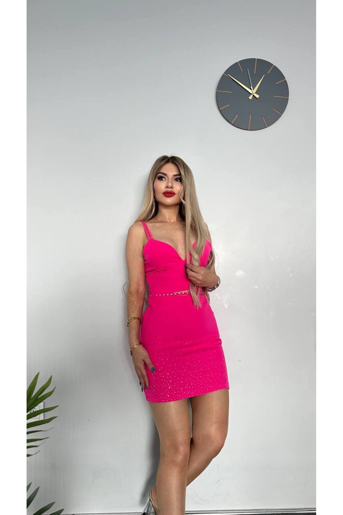 طقم توب وتنورة مرصّع بالأحجار (توب قصير) وردي