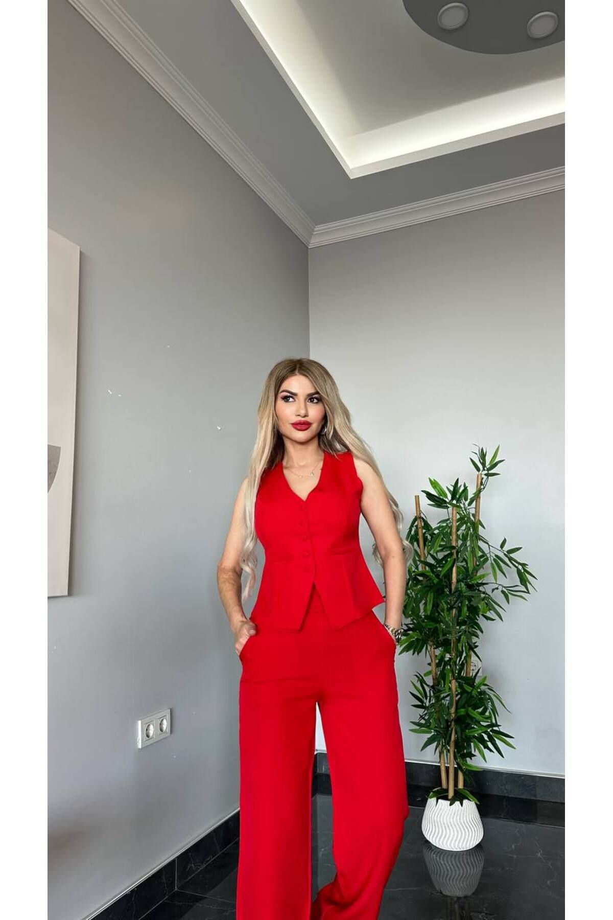 طقم صدرية وبنطال أنيق بخصّة ضيقة أحمر