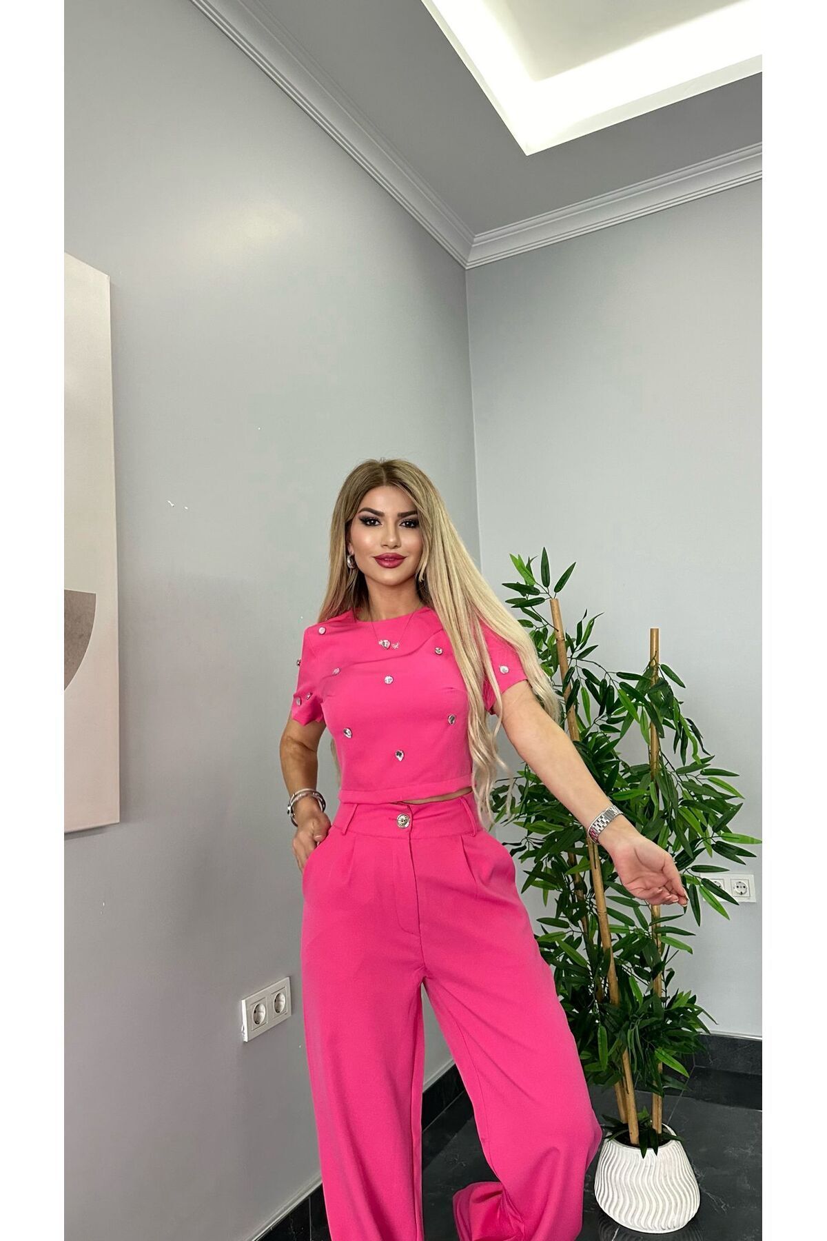 طقم تيشيرت وبنطال بالازو واسع مرصّع بالأحجار - قصّة ضيقة وردي