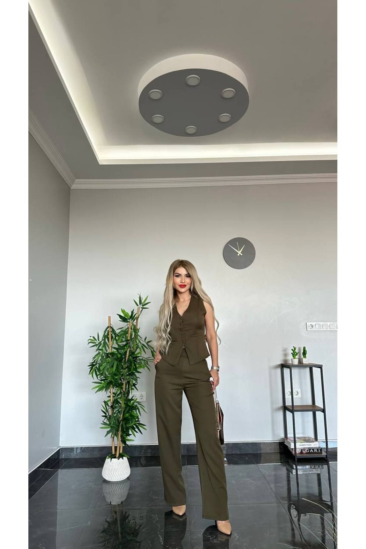 طقم صدرية وبنطال أنيق بخصّة ضيقة أخضر كاكي