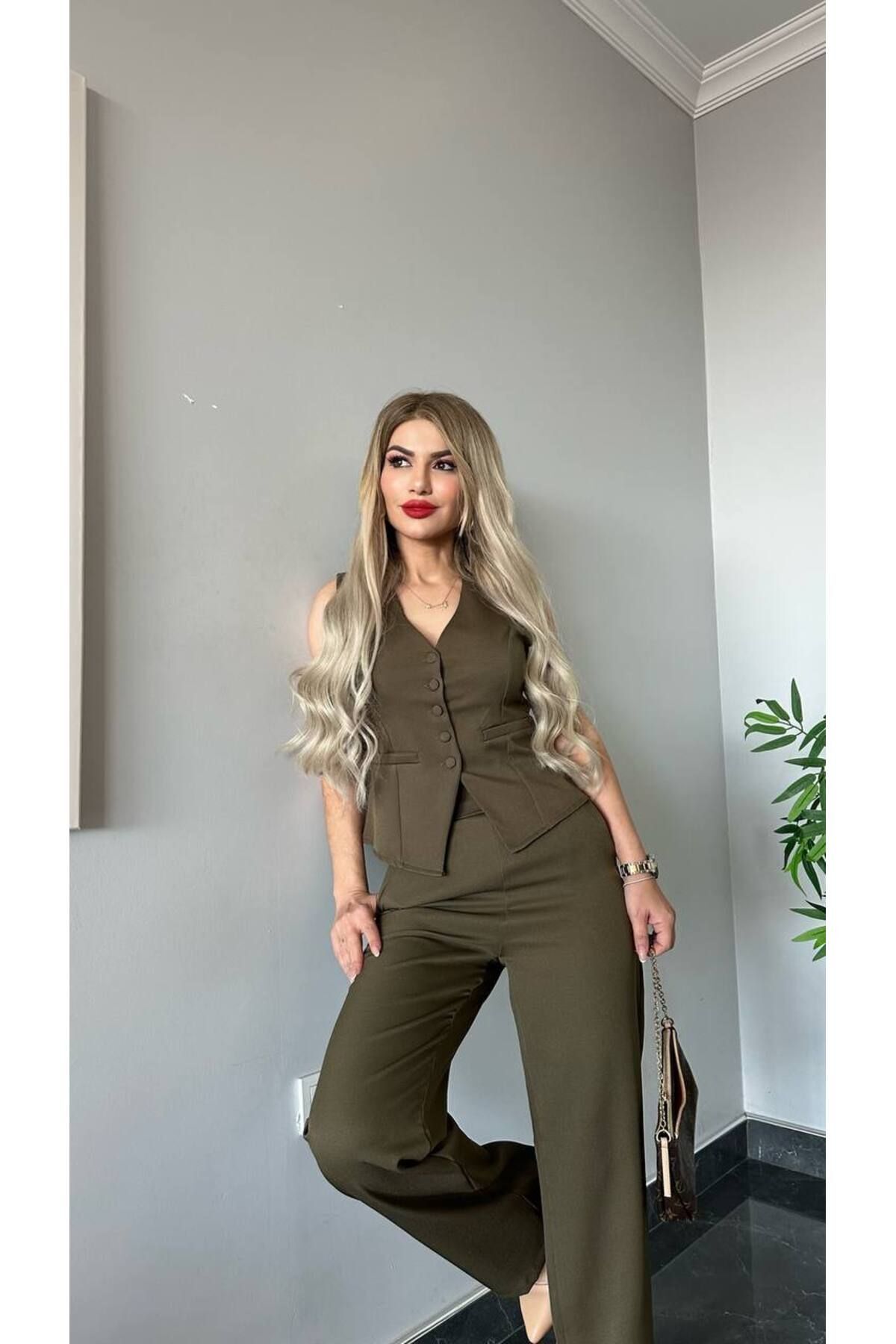 طقم صدرية وبنطال أنيق بخصّة ضيقة أخضر كاكي