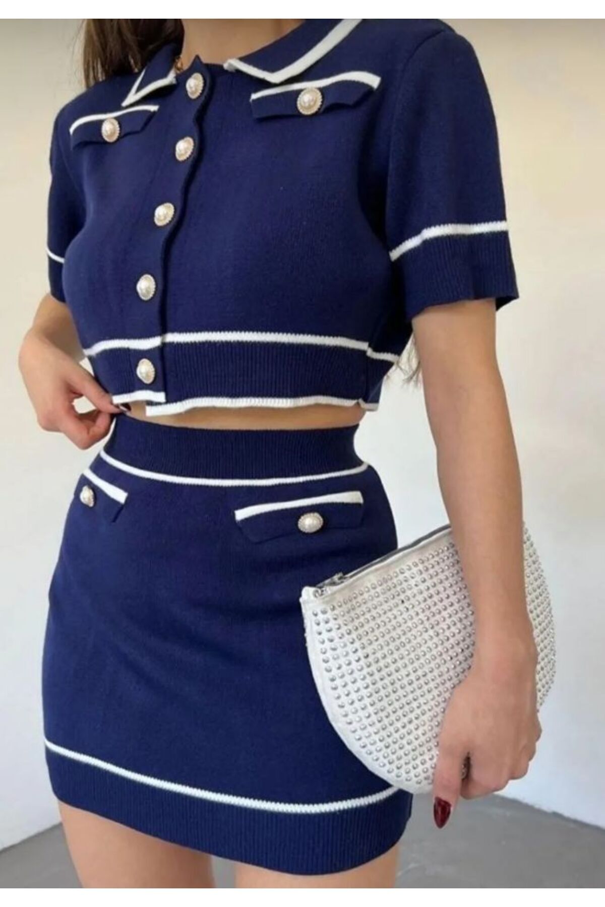 طقم تريكو: بلوزة بأزرار مزينة باللؤلؤ وتنورة كحلي