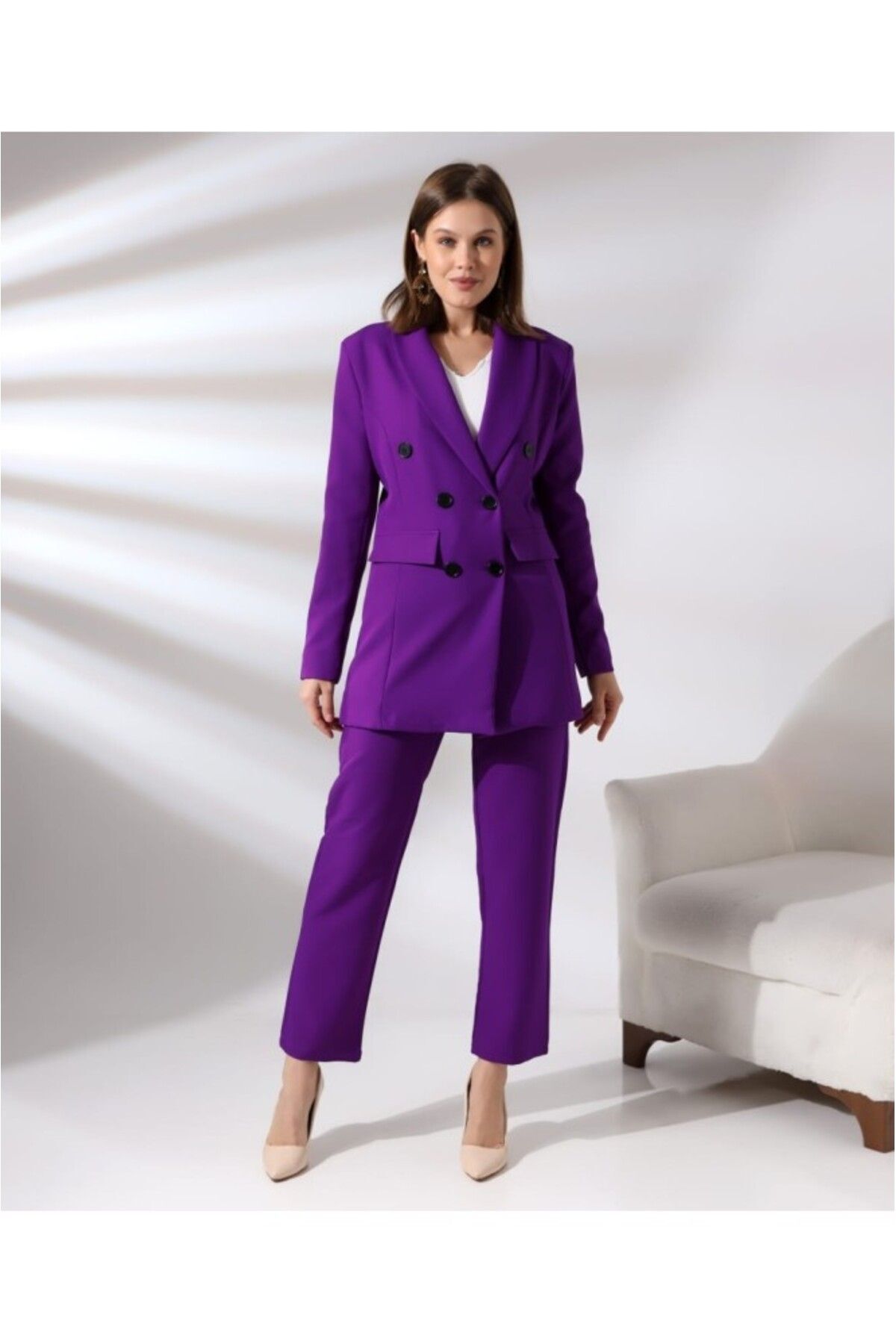 طقم بليزر متقاطع وبنطال من قماش أطلس قطني بنفسجي