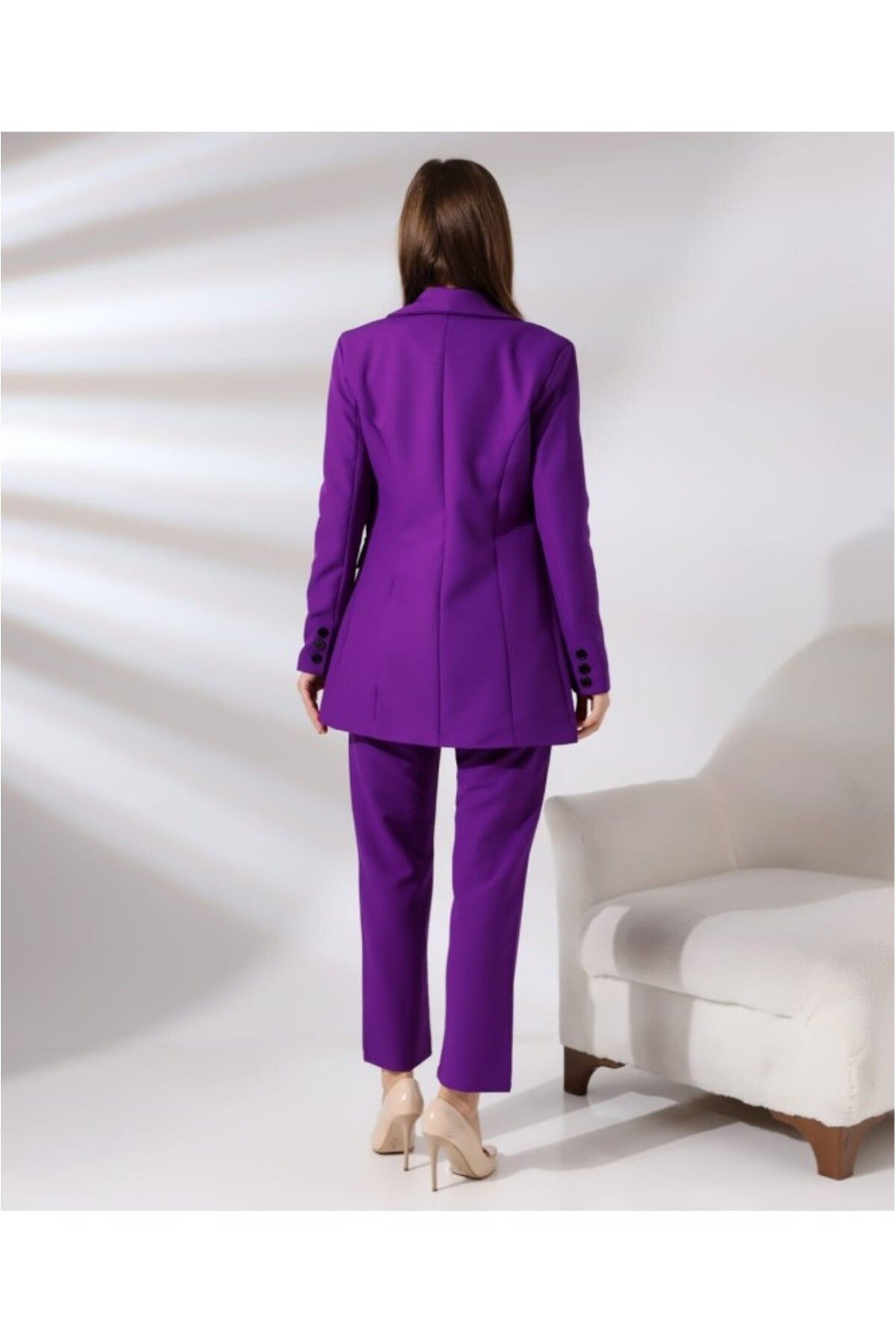 طقم بليزر متقاطع وبنطال من قماش أطلس قطني بنفسجي